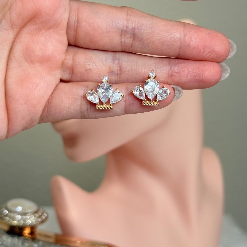 ⚜️ Elegant Gold and Silver Crystal Earrings - Picture 7 of 7